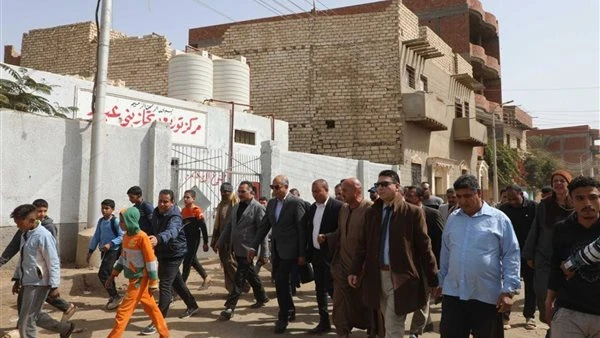 عقب جولته بقرية بني عبيد بأبو قرقاص.. محافظ المنيا يوجه برفع القمامة المتراكمة