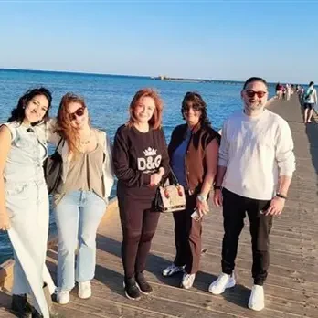 إلهام شاهين تستمتع بعطلتها في الغردقة وتؤكد: بحبك يا مصر