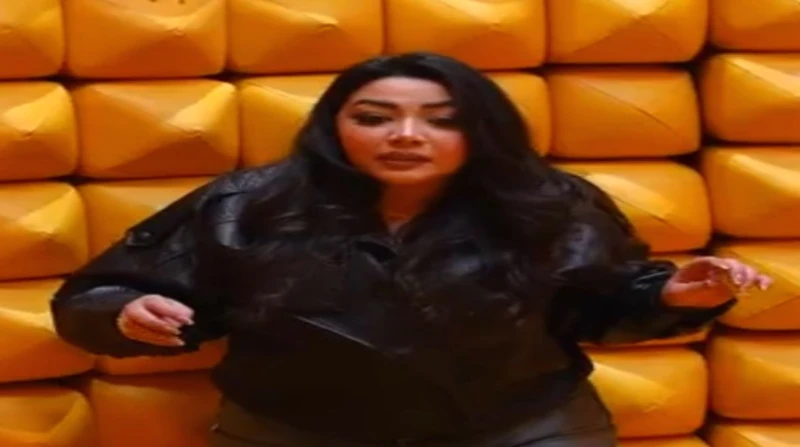 رامز جلال يحرج رحمة محسن بأسئلة عن وزنها وحقيقة زواجها. كيف ردت