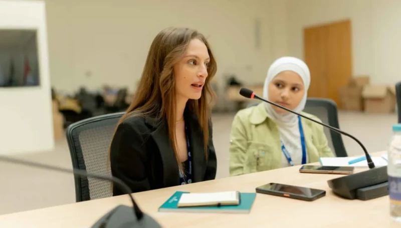 نايا شابة لبنانية ترفع من الشارقة صوت الأمل في زمن الحرب