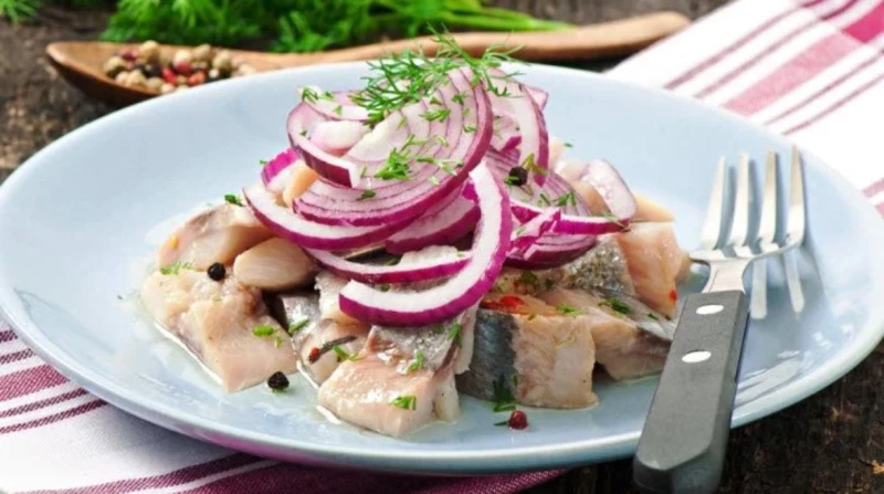 سفرة أول أيام العيد 2026. 3 طرق مبتكرة لتحضير سلطة الرنجة في منزلك