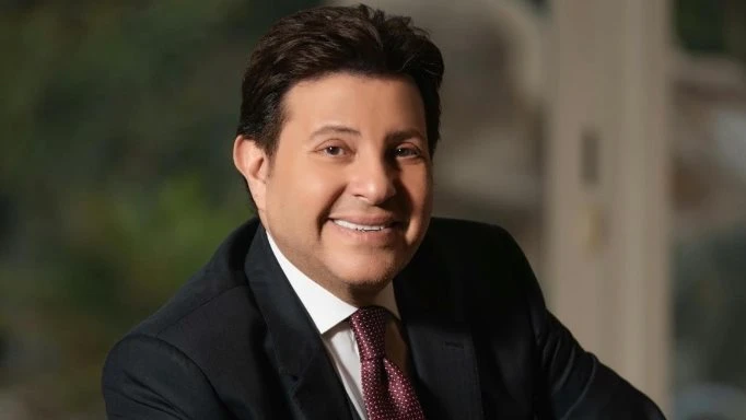 وزير الصحة يزور هاني شاكر للإطمئنان على حالته الصحية