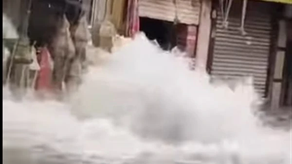 كسر خط مياه رئيسي بشارع الترعة بمنطقة شبرا واستغاثات من المواطنين