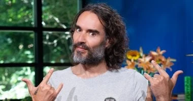 تأجيل محاكمة راسل براند إلى أكتوبر بعد اتهامات بالاغتصاب