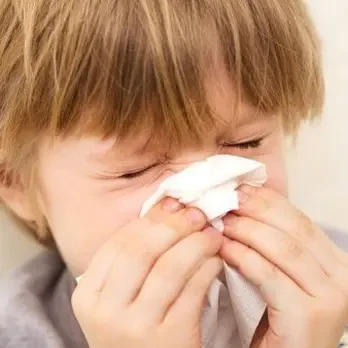 بدون أدوية.. طرق فعالة لعلاج نزلات البرد لدى الأطفال في المنزل