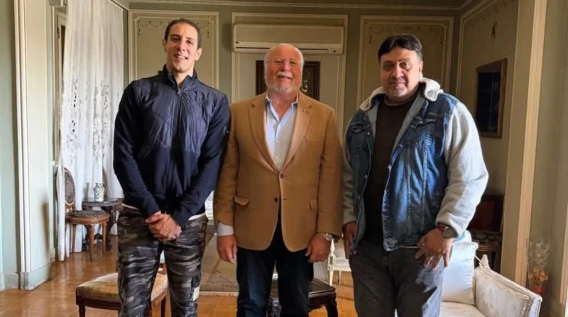 زيارة ملكية في ذكرى العندليب. أسرة عبد الحليم تستقبل أحمد فؤاد الثاني