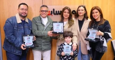 « » يكرم نجوم مسلسل اللون الأزرق.. صور