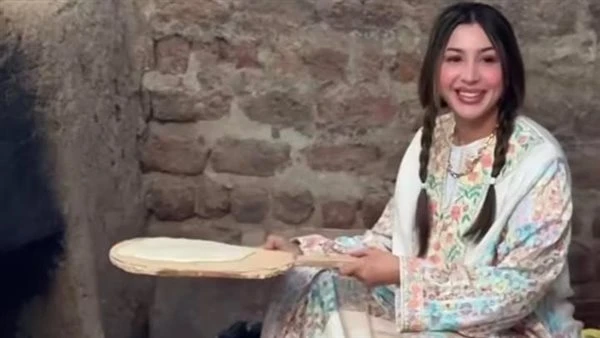 بضفاير وإطلالة ريفية. جنات تخبز العيش البلدي في صعيد مصر