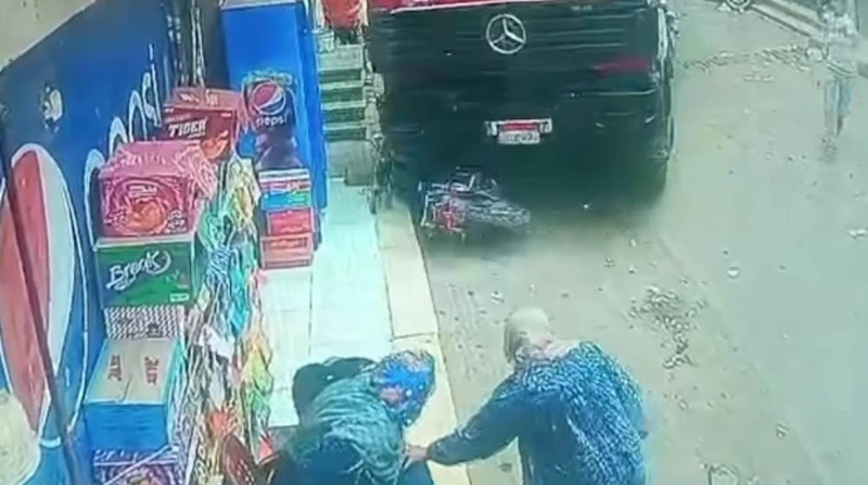 "سائق التريلا خرج". ​نجل ضحية واقعة "دهس الزقازيق" يكشف تفاصيل صادمة