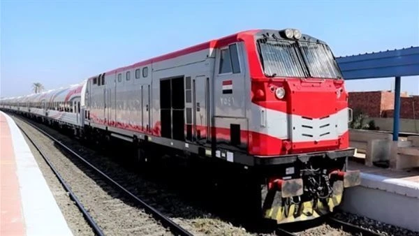 قطار يحصد أرواح أم وطفليها أثناء عبور شريط السكة الحديد بالبدرشين