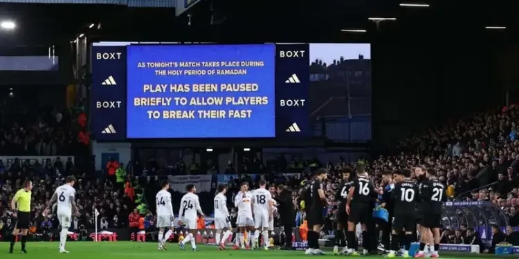 جماهير ليدز تصفر خلال إفطار رمضان. والنادي مستاء بشدة