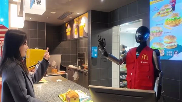 روبوتات "بشرية" تدخل مطاعم شهيرة في الصين.. تفاصيل
