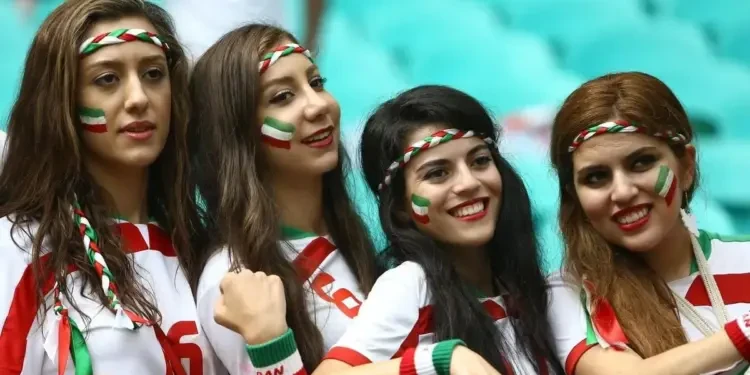 أمريكا وإسرائيل ضربوا. وإيران شايلة هم المونديال