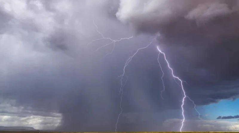 احذروا البرق وحبات البرد. 4 أماكن خطيرة تجنب الوقوف تحتها أثناء الأمطار