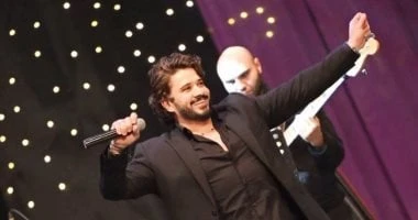مصطفى حجاج يتألق بأجمل أغانيه فى حفل مسرح البالون ويرفع شعار كامل العدد