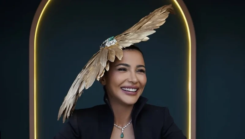 مهيرة عبد العزيز تتصدّر أخبار الموضة بقبعّة الصقر في كأس دبي العالمي 2026 (صور وفيديو)