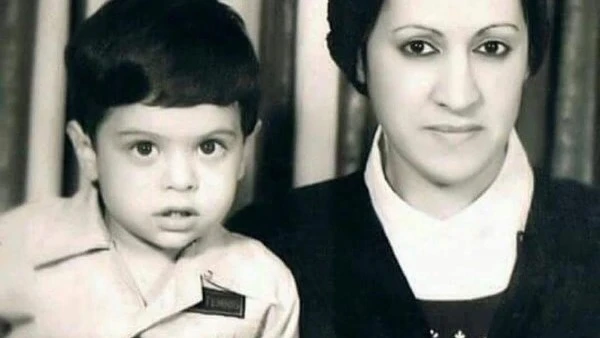 بكلمات طارق صبري ينعي والدته في عيد الأم