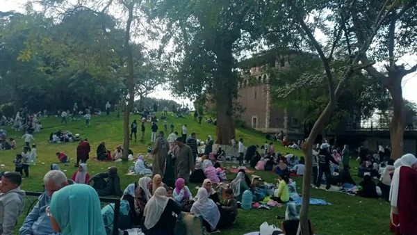 أهالي القاهرة يتوافدون على حدائق القناطر الخيرية بعيد الفطر