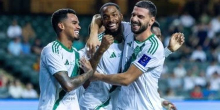 الأهلي ضيفاً ثقيلاً على القادسية لمطاردة النصر على صدارة الدوري السعودي