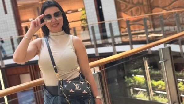 بالشورت. دينا فؤاد تخطف الأنظار بإطلالة جريئة