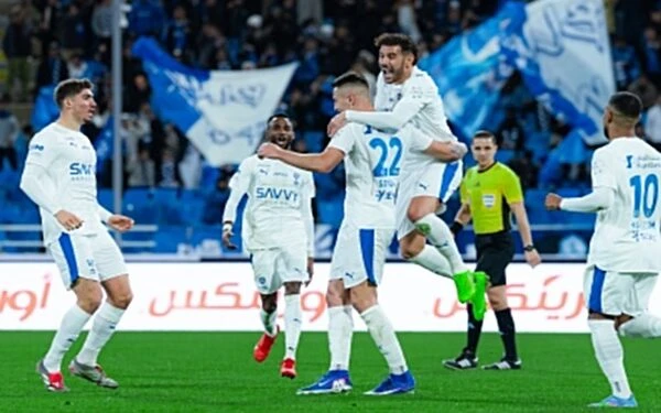 “الزعيم” عينه على القمة وعينه التانية على “العيادة”