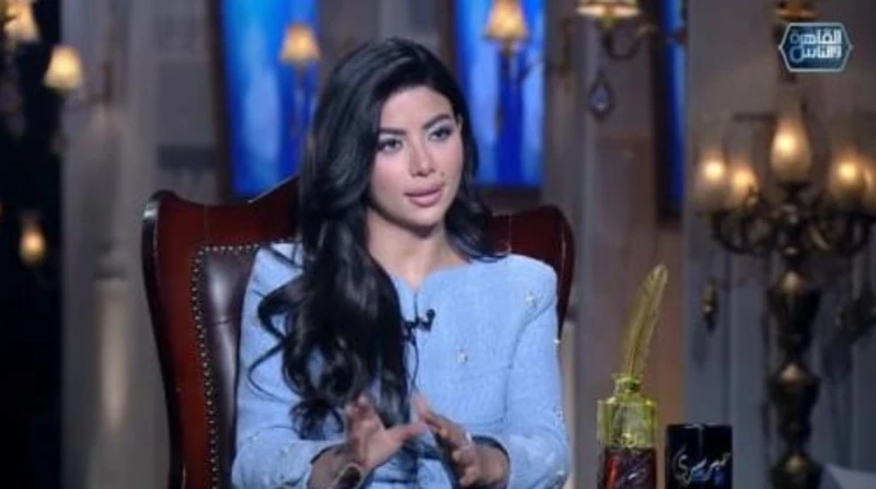 بسبب رأس الأفعى، كيف تعاملت كارولين عزمي مع تهديدات لجان الإخوان