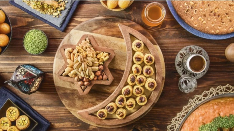 لتجنب آلام المعدة. ما أفضل وقت لتناول الحلويات في رمضان