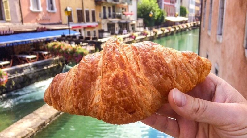 "الكرواسون فيه سم قاتل". فرنسا تحذر مواطنيها من تناول المعجنات