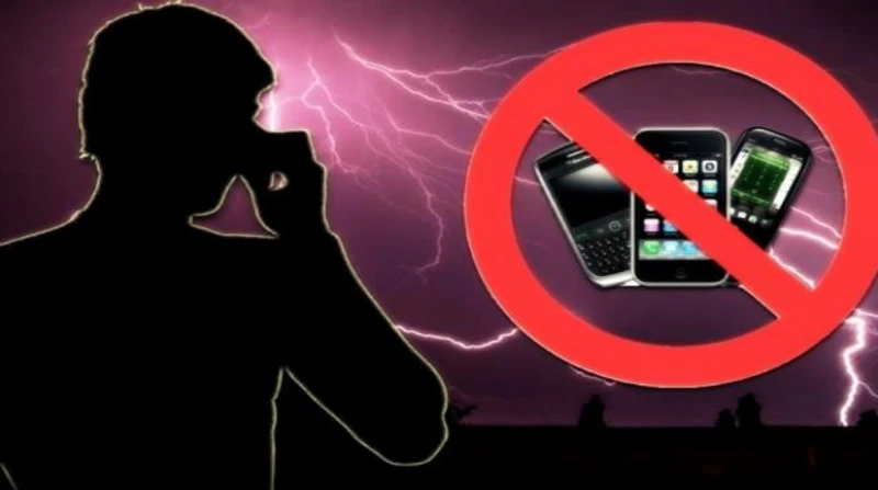 6 تحذيرات من الهاتف المحمول، كيف يتحول إلى "قنبلة" خلال الرعد والأمطار