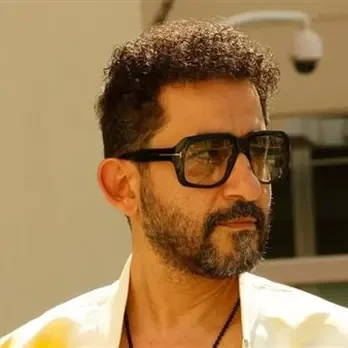 جلسة تصوير جديدة لأحمد حلمي داخل منزله .. صور