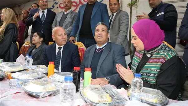 محافظ القاهرة يشارك آلاف المواطنين في أكبر إفطار جماعي بالمطرية ويشيد بروح التكافل