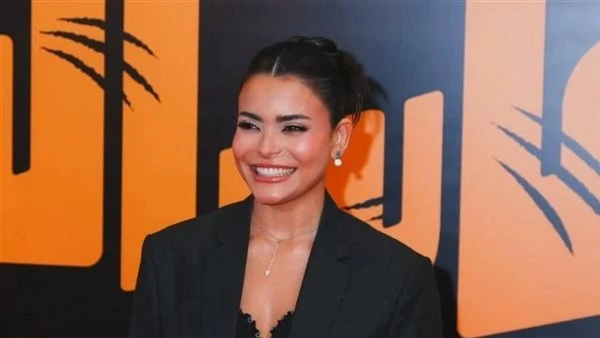 أزمة مشهد مسيء لمُضيفة يُثير غضب «مصر للطيران» .. ماذا حدث؟