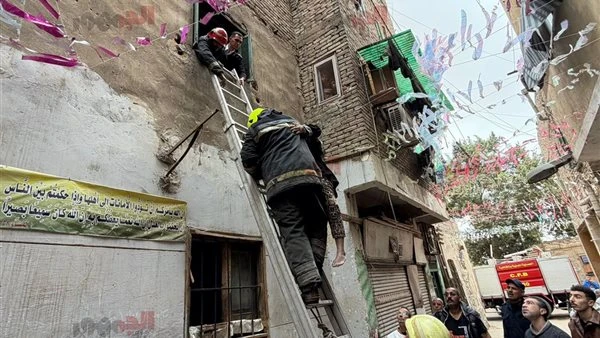 إنقاذ مسنة بعد انهيار سلم عقار في الخليفة بالقاهرة