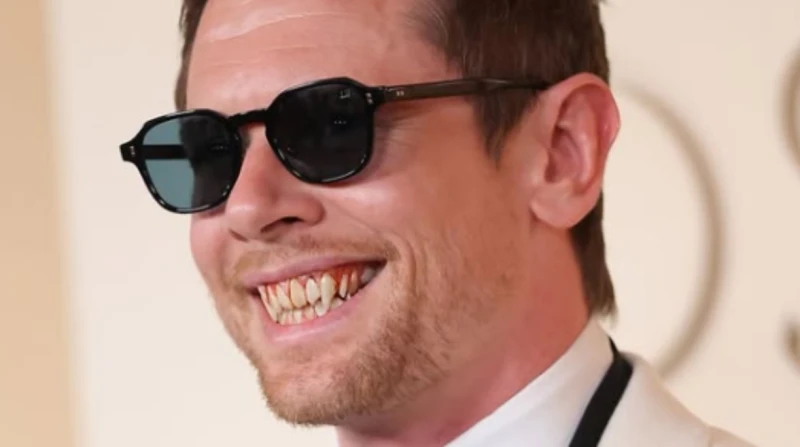 جاك أوكونيل يثير الجدل بفكّي مصاص دماء في حفل الأوسكار 2026