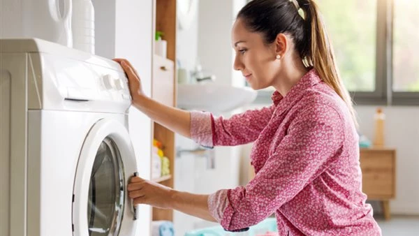 خطأ شائع بعد الغسيل.. خبراء يحذرون من إغلاق باب الغسالة فورا
