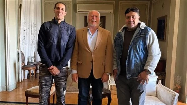 زيارة أحمد فؤاد الثاني نجل الملك فاروق لمنزل عبد الحليم حافظ اليوم. صور