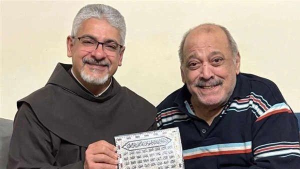 بعد أزمته الصحية. الأب بطرس دانيال يزور ضياء الميرغني ويهديه لوحة بـ أسماء الله الحسنى