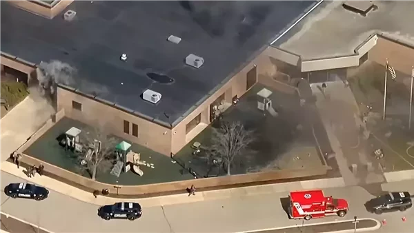 هجوم بسيارة يستهدف معبداً يهودياً في ميشيجان الأمريكية ومقتل منفذه (فيديو)