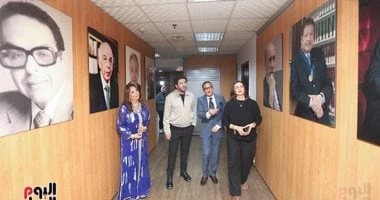 إياد نصار فى جولة داخل مؤسسة ويشيد بقطاعاتها المختلفة