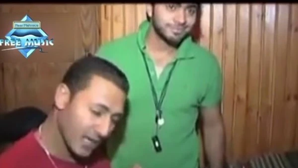 تامر حسنى يفاجئ الجمهور ويعيد ذكريات ألبوم «قرب كمان» بعد 15 عامًا| فيديو