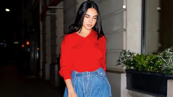 سلمى أبو ضيف تتألق في أحدث ظهور من باريس