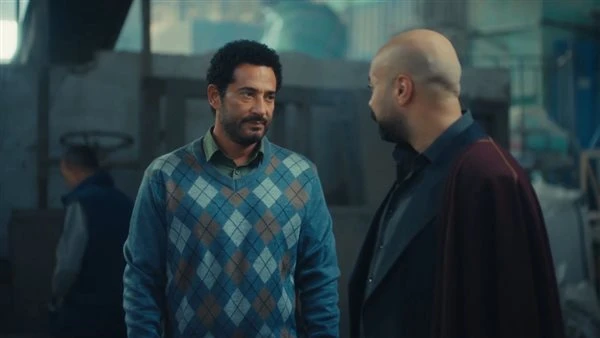 أحداث مسلسل إفراج الحلقة 17. عباس يقترب من الحقيقة والخطر يهدد ابنه