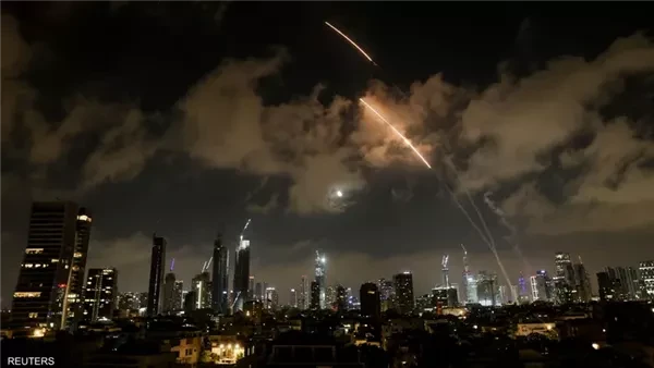 الدفاعات الجوية الإماراتية تتصدى لصواريخ وطائرات مسيرة وسط أصوات الانفجارات