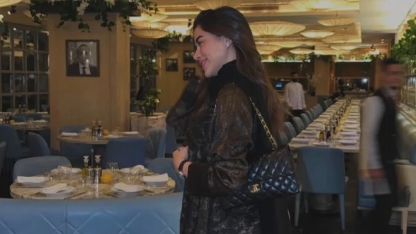 بالعباءة. يارا السكري تخطف الأنظار بإطلالة أنيقة