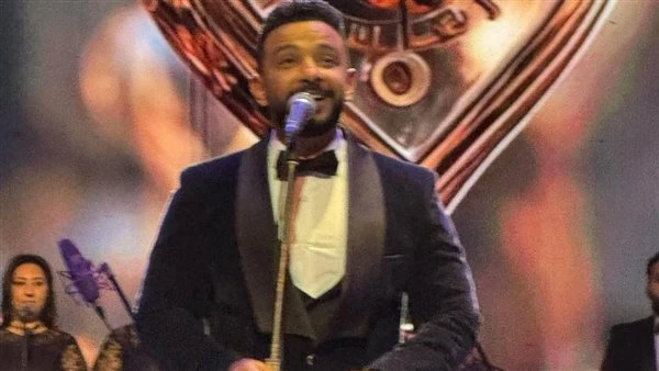 في احتفالية عبد الحليم حافظ. خالد منتصر ينتقد مطرب بالأوبرا غير كلمات أغنية لست قلبي