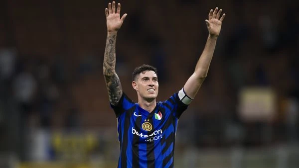 برشلونة يستهدف تعزيز الدفاع.. أليساندرو باستوني في قلب خطة البلوجرانا