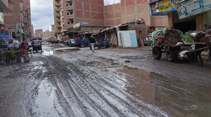 "شقيانين" تحت المطر. باعة بسطاء في الشوارع لكسب "لقمة العيش"