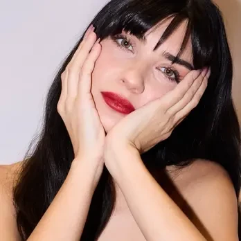 توبا بويوكستون بملابس جريئة بدور راقصة في فيلم Sultana