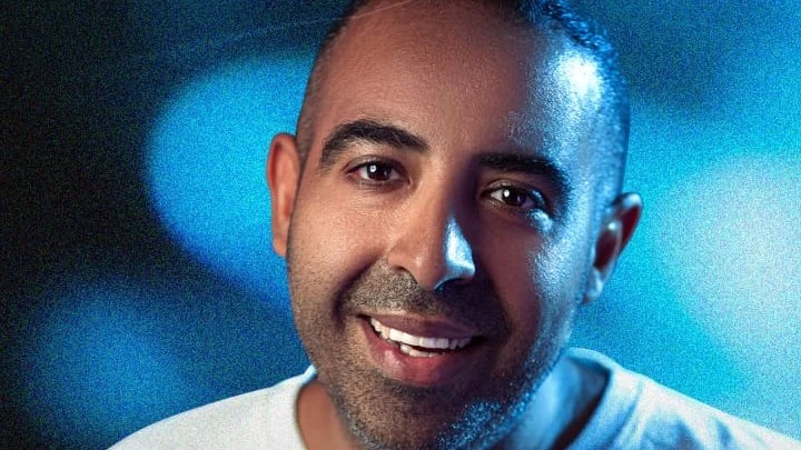 محمد عدوية يهدي أغنية أنا قادر لفريق عمل مسلسل علي كلاي