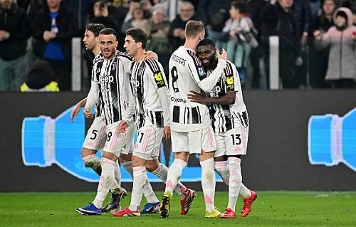 صراع كتالوني إنجليزي يشتعل على ظهير يوفنتوس الطائر